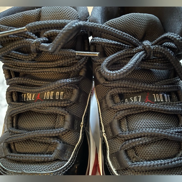 Jordan 11 Playoff Bred (2019) RARE FIND AT THIS PRICE - Picture 5 of 16